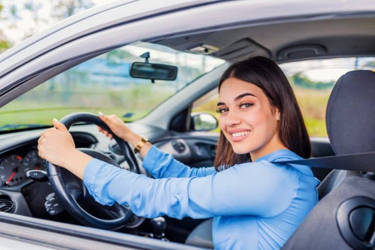 Mulher Dirigindo 4 Habilidades Particulares Da Motorista