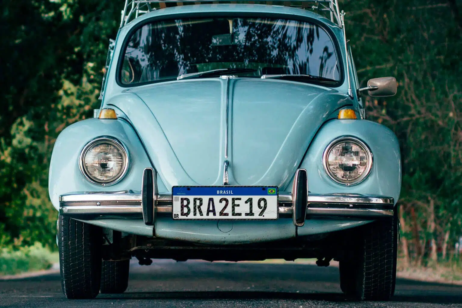 Carro antigo com placa Mercosul