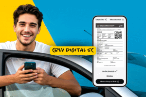 Homem jovem sorridente segurando celular ao lado de um carro, com tela de smartphone exibindo o CRLV-e SC; ao fundo, cores vibrantes e texto “CRLV Digital SC” em destaque.