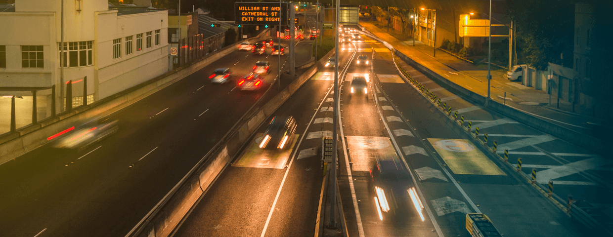 Carreta que não conseguiu passar por baixo de viaduto da BR-365 em