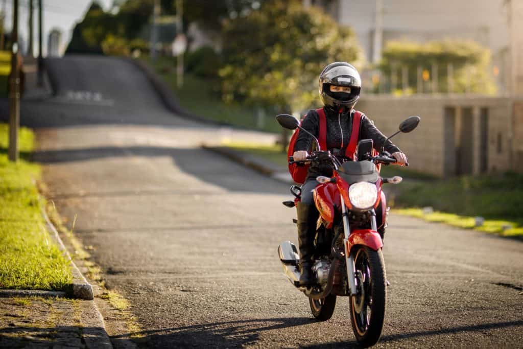 Serviço de Entrega de Moto boy com Moto de Corrida e Entregador