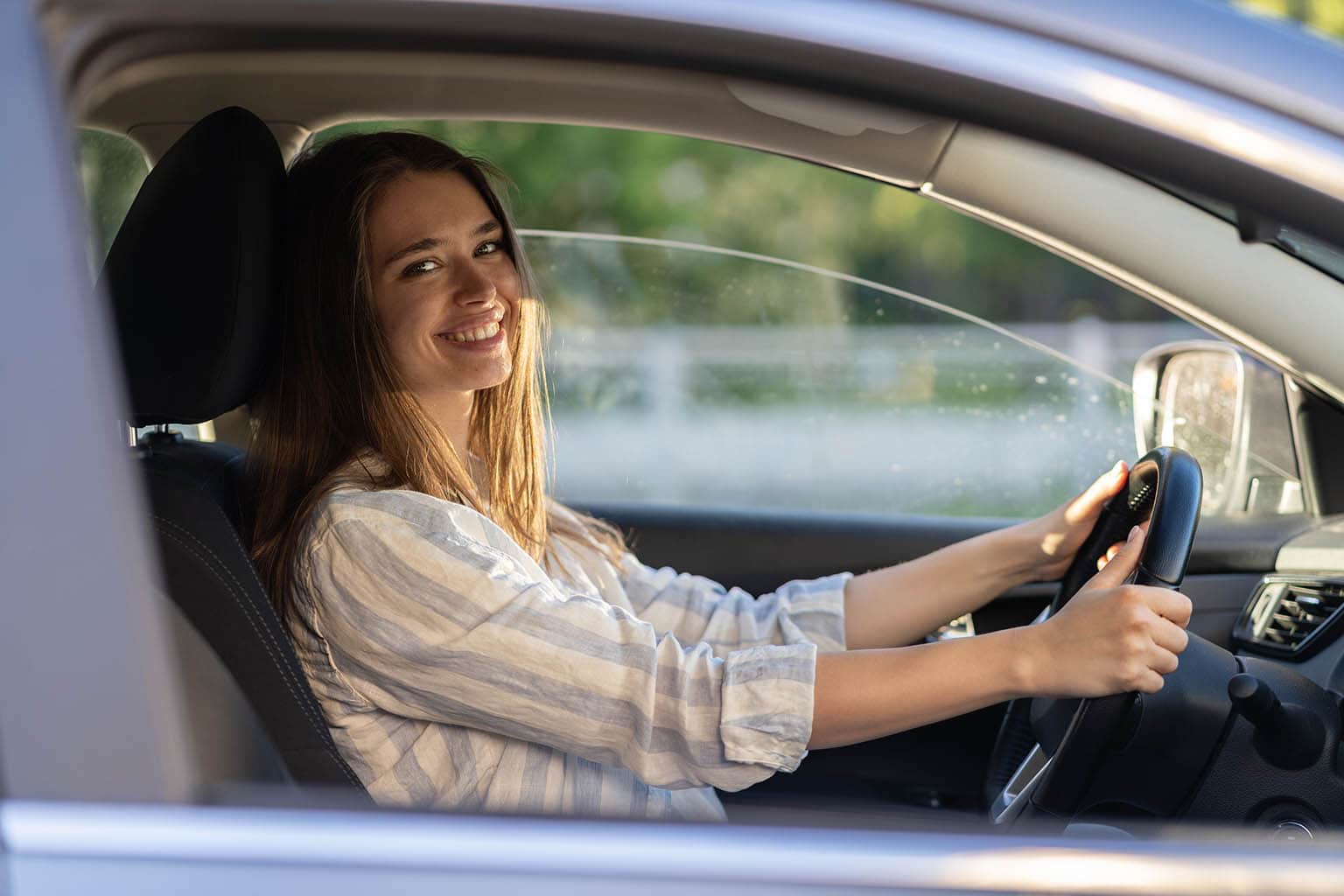 It s getting to drive. Машина улыбается. Успешная женщина за рулем. Женщина радостная улыбается в машине. Девушка с водительскими правами в руках.