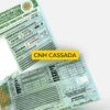 Imagem de uma carteira nacional de habilitação (CNH) brasileira com tarjas de dados ocultos, sobreposta por um selo amarelo com a inscrição “CNH cassada”, indicando a invalidação do documento.