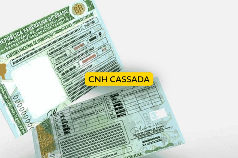 Imagem de uma carteira nacional de habilitação (CNH) brasileira com tarjas de dados ocultos, sobreposta por um selo amarelo com a inscrição “CNH cassada”, indicando a invalidação do documento.