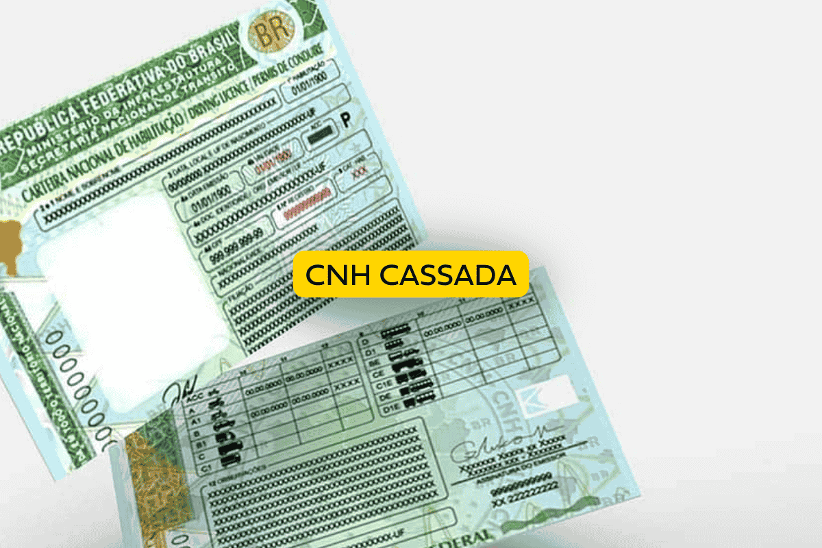 Imagem de uma carteira nacional de habilitação (CNH) brasileira com tarjas de dados ocultos, sobreposta por um selo amarelo com a inscrição “CNH cassada”, indicando a invalidação do documento.