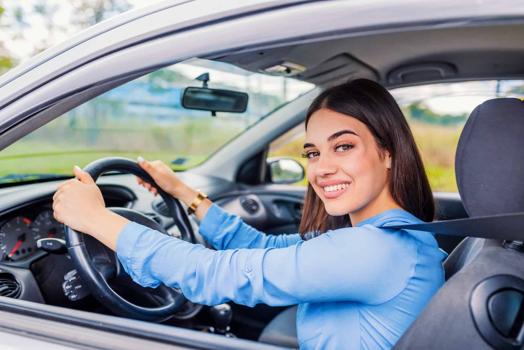 Mulher dirigindo: 4 habilidades particulares da motorista