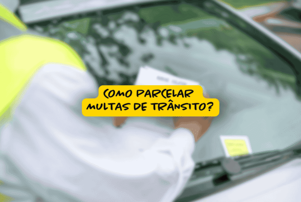 Agente de trânsito colocando multa no para-brisa de um carro, com sobreposição de texto perguntando como parcelar multas de trânsito.