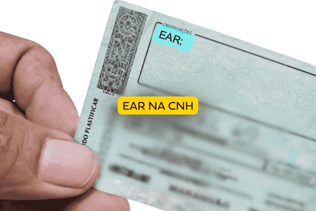 Pessoa segurando uma carteira de habilitação com destaque para o campo de observações, onde aparece o registro “EAR”, indicando que o condutor exerce atividade remunerada. Selo amarelo com o texto “EAR na CNH” reforça a informação.