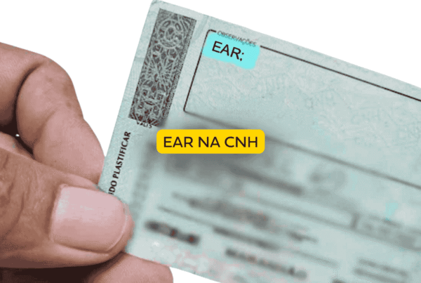 Pessoa segurando uma carteira de habilitação com destaque para o campo de observações, onde aparece o registro “EAR”, indicando que o condutor exerce atividade remunerada. Selo amarelo com o texto “EAR na CNH” reforça a informação.
