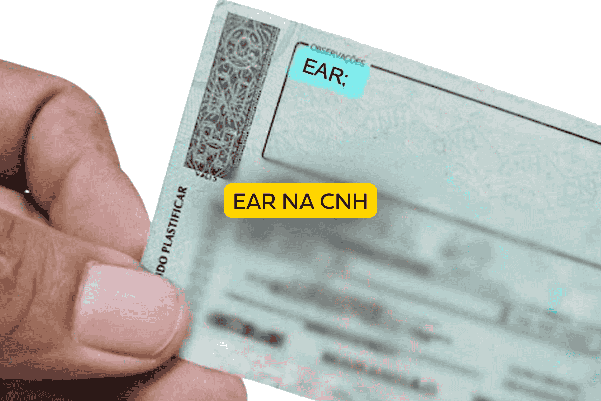 Pessoa segurando uma carteira de habilitação com destaque para o campo de observações, onde aparece o registro “EAR”, indicando que o condutor exerce atividade remunerada. Selo amarelo com o texto “EAR na CNH” reforça a informação.