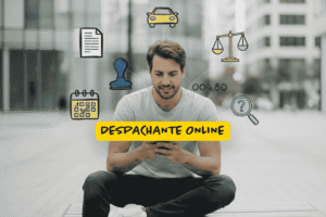 Homem jovem sentado ao ar livre, usando o celular, com ilustrações de documentos, balança da justiça, carro e calendário ao redor, representando serviços de despachante online.