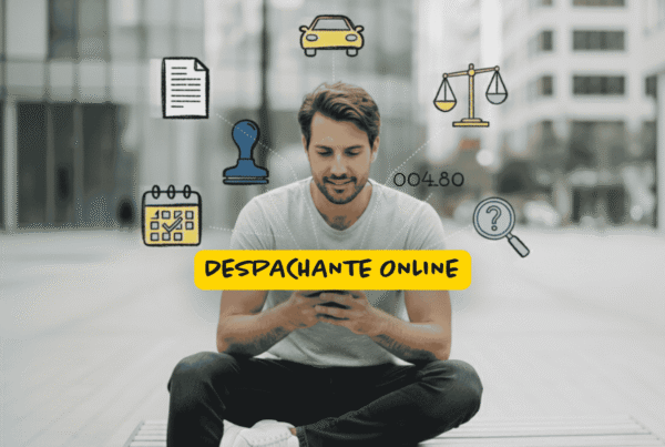 Homem jovem sentado ao ar livre, usando o celular, com ilustrações de documentos, balança da justiça, carro e calendário ao redor, representando serviços de despachante online.