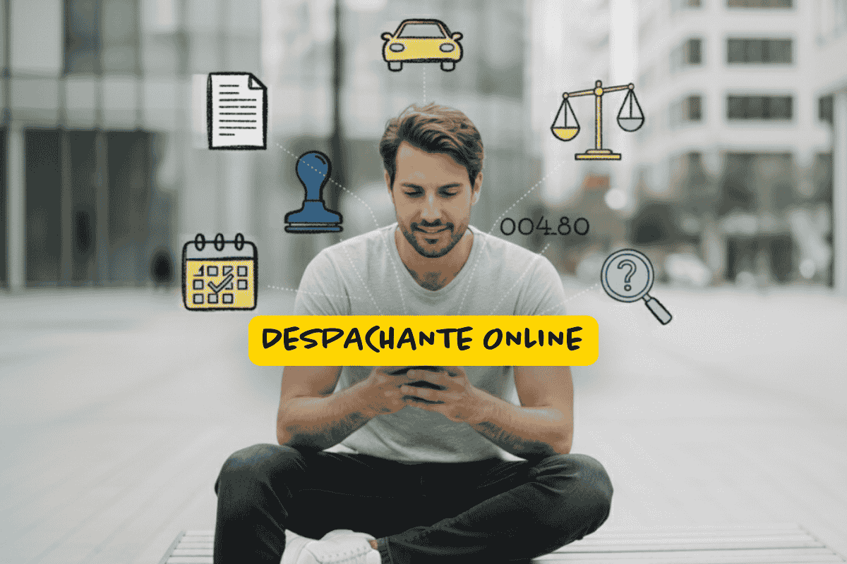 Homem jovem sentado ao ar livre, usando o celular, com ilustrações de documentos, balança da justiça, carro e calendário ao redor, representando serviços de despachante online.