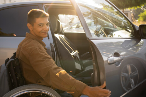 isenção de ipva - pessoa com deficiência entrando no carro