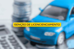Imagem ilustrativa com carro azul em miniatura ao lado de moedas empilhadas e calculadora, destacando o tema isenção de licenciamento veicular em fundo desfocado.