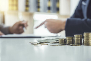 licenciamento atrasado - imagem de pessoa com moeda para pagar licenciamento