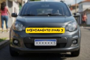 Carro cinza visto de frente com placa final 3 estacionado em rua residencial, com a frase “Licenciamento final 3” em destaque sobre fundo amarelo na parte central da imagem.