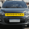 Carro cinza com placa terminada em 4 estacionado em rua residencial, com a mensagem “Licenciamento final 4” centralizada sobre faixa amarela, alertando sobre prazos obrigatórios.
