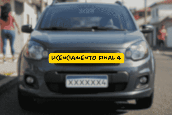 Carro cinza com placa terminada em 4 estacionado em rua residencial, com a mensagem “Licenciamento final 4” centralizada sobre faixa amarela, alertando sobre prazos obrigatórios.