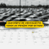 Calendário em destaque, com fundo de estacionamento repleto de carros desfocados e faixa amarela com o texto “Calendário de licenciamento: todos os prazos por estado