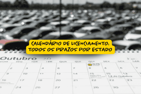 Calendário em destaque, com fundo de estacionamento repleto de carros desfocados e faixa amarela com o texto “Calendário de licenciamento: todos os prazos por estado