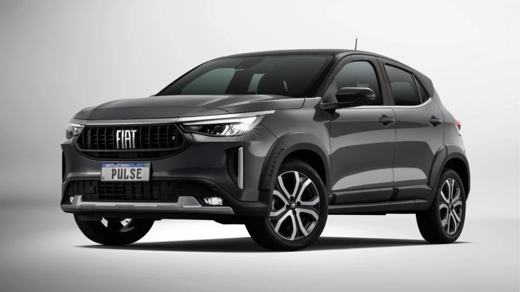 Fiat Pulse cinza em fundo branco, apresentado em perspectiva frontal para evidenciar o design robusto, faróis em LED e estilo de SUV compacto. A imagem mostra o modelo como uma alternativa entre os melhores carros para mulheres, reunindo tecnologia, segurança e versatilidade.