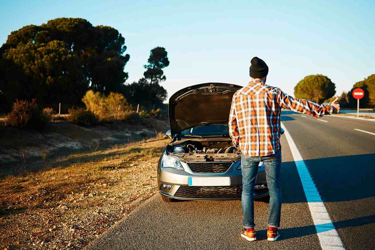 carro parado por conta de problema de pane seca na estrada
