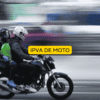 Dois motociclistas com capacetes circulam em via urbana sobre uma moto preta, em movimento rápido. No centro da imagem aparece um selo amarelo com a inscrição “IPVA de moto”, relacionando a cena ao imposto veicular obrigatório.