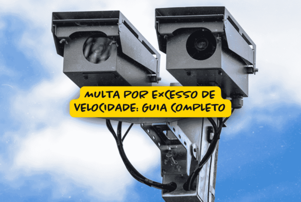 Duas câmeras de monitoramento de trânsito instaladas em um poste contra um céu azul com nuvens, com destaque para a frase “Multa por excesso de velocidade: guia completo” em faixa amarela.
