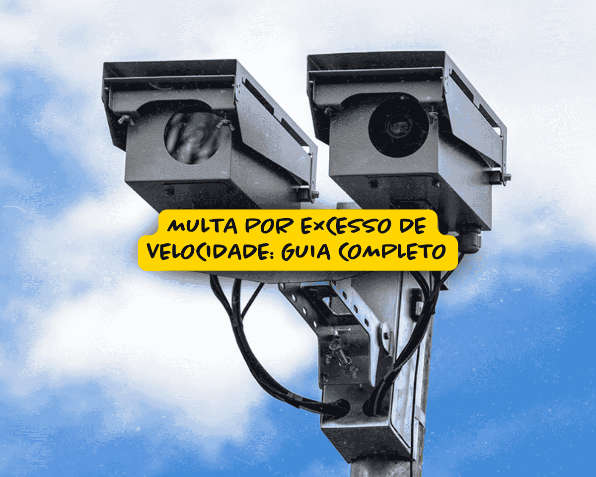 Duas câmeras de monitoramento de trânsito instaladas em um poste contra um céu azul com nuvens, com destaque para a frase “Multa por excesso de velocidade: guia completo” em faixa amarela.