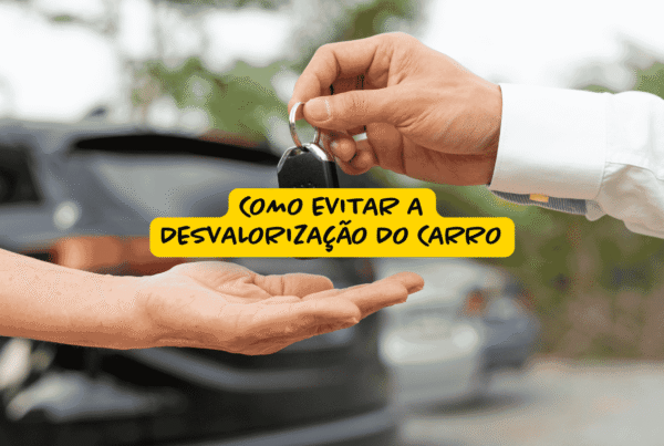 Pessoa entrega chave de carro a outra em ambiente externo, com destaque para a faixa amarela com a frase "Como evitar a desvalorização do carro", sugerindo dicas para manter o valor do veículo no mercado.