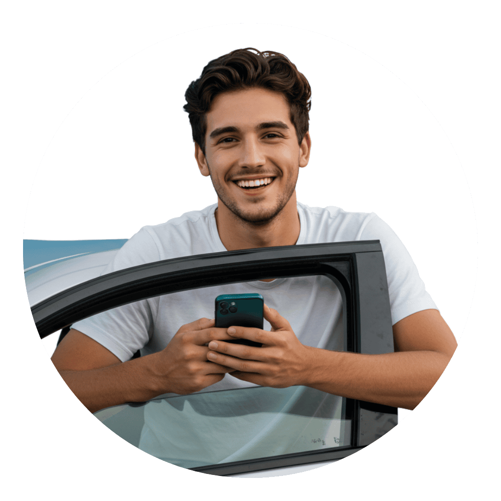 Foto de um homem em pé, na porta de um carro, realizando a consulta de débitos do veículo no DETRAN através do celular