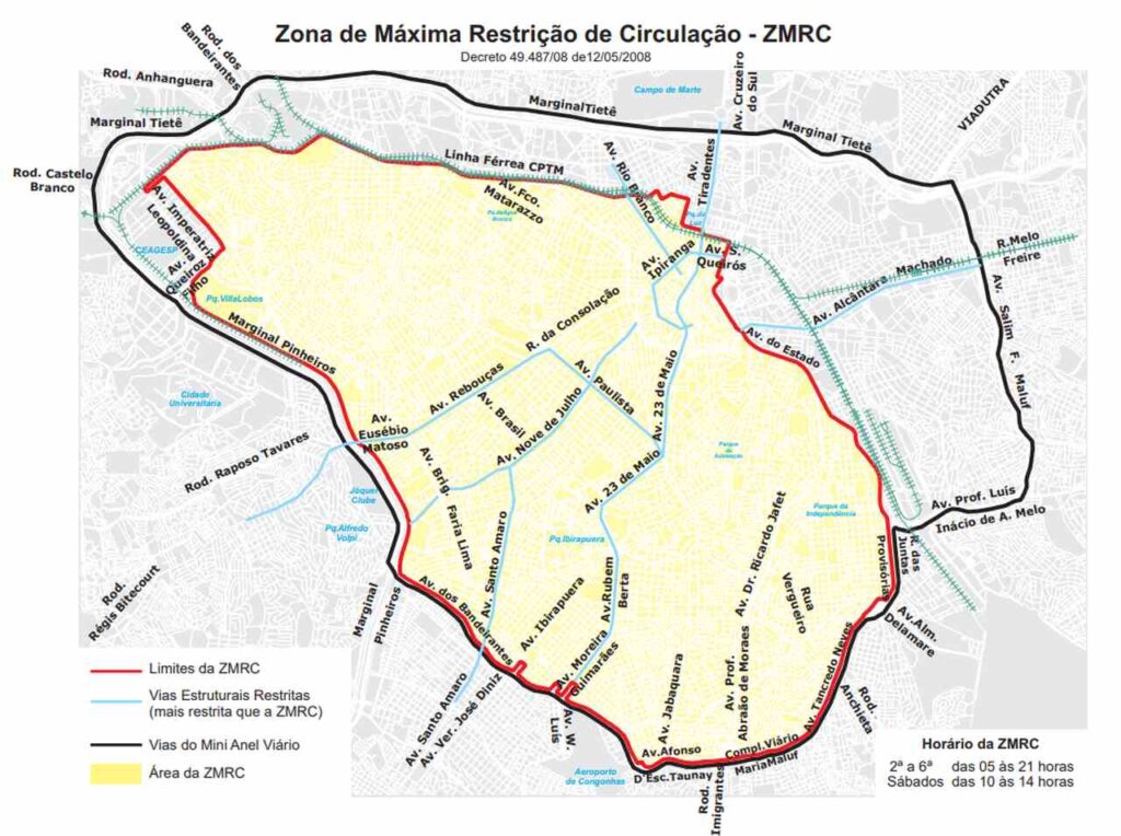 Mapa da Zona de Máxima Restrição de Circulação (ZMRC) de São Paulo, destacando em amarelo a área restrita e em vermelho seus limites, que incluem vias como Avenida dos Bandeirantes, Marginal Pinheiros, Avenida do Estado e Avenida Salim Farah Maluf. O mapa indica horários de restrição de segunda a sexta, das 5h às 21h, e aos sábados, das 10h às 14h.