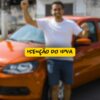 Homem sorridente comemora de braços erguidos ao lado de um carro laranja estacionado na rua, com a frase “Isenção do IPVA” destacada no centro da imagem em um retângulo amarelo.
