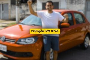 Homem sorridente comemora de braços erguidos ao lado de um carro laranja estacionado na rua, com a frase “Isenção do IPVA” destacada no centro da imagem em um retângulo amarelo.