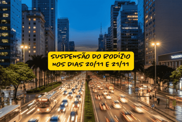 Avenida movimentada com fluxo intenso de carros e ônibus ao entardecer na cidade de São Paulo, com destaque para o aviso em destaque amarelo informando sobre a suspensão do rodízio nos dias 20/11 e 21/11.