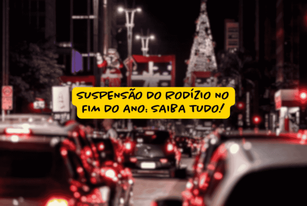 Trânsito intenso à noite na Avenida Paulista com decoração natalina e árvore de Natal iluminada ao fundo, destacando aviso sobre suspensão do rodízio no fim do ano em faixa amarela central.