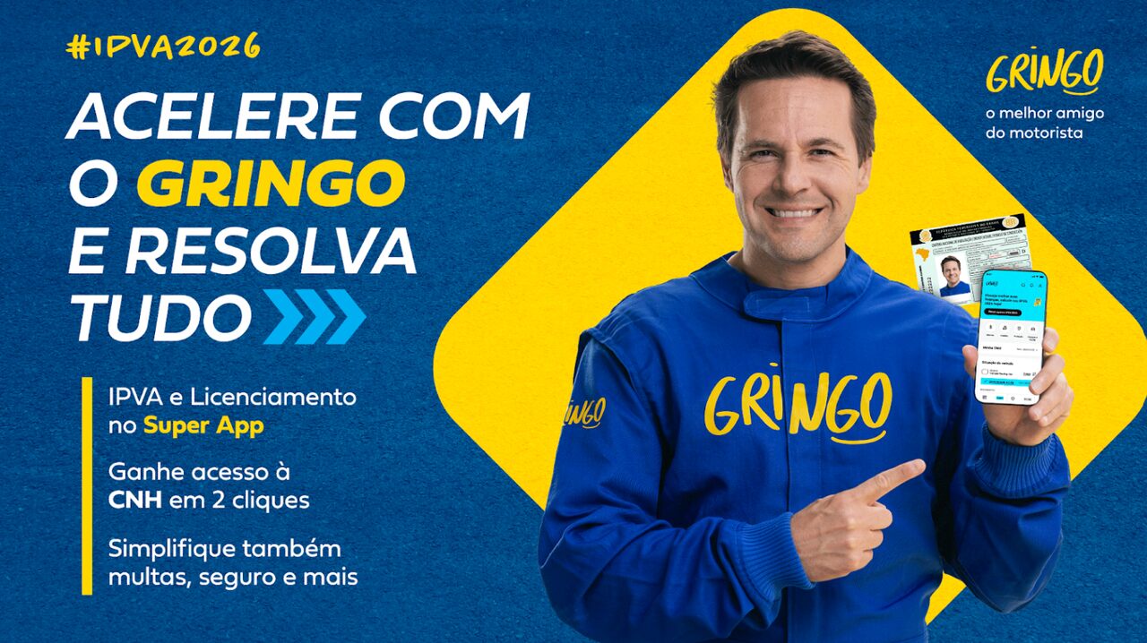 Homem sorridente vestindo macacão azul com a palavra “Gringo” em amarelo aponta para celular com o aplicativo Gringo na tela; ao fundo, há uma CNH digital e o texto promocional do app destacando serviços como pagar IPVA 2026, licenciamento, multas e seguros de forma simples e rápida.