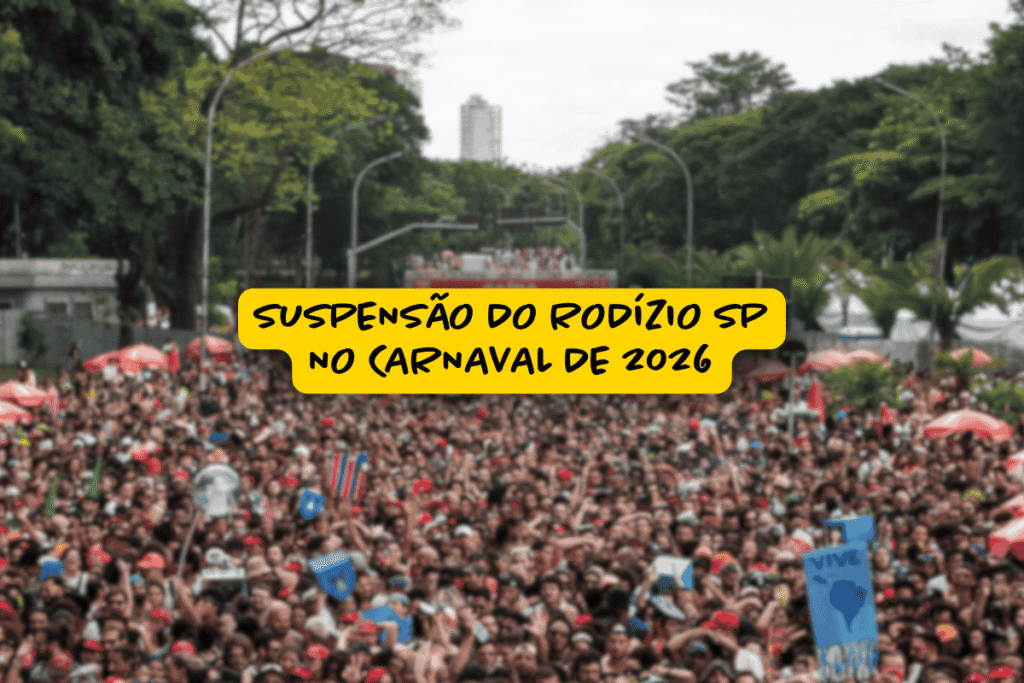 Multidão de foliões ocupa uma avenida arborizada durante o carnaval em São Paulo, com diversos adereços e sombrinhas vermelhas, enquanto um letreiro central em destaque avisa: “Suspensão do rodízio SP no Carnaval de 2026”.