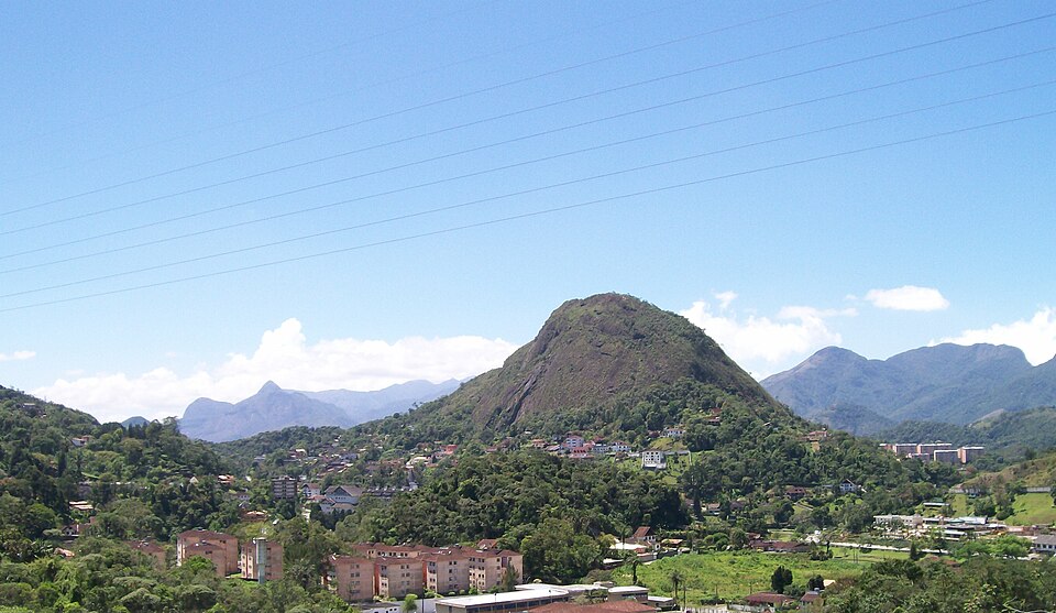 Movimento de veículos em trecho da BR-040 na cidade de Petrópolis
