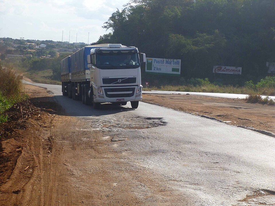 Veículos trafegando em trecho da BR-163 no estado de Mato Grosso