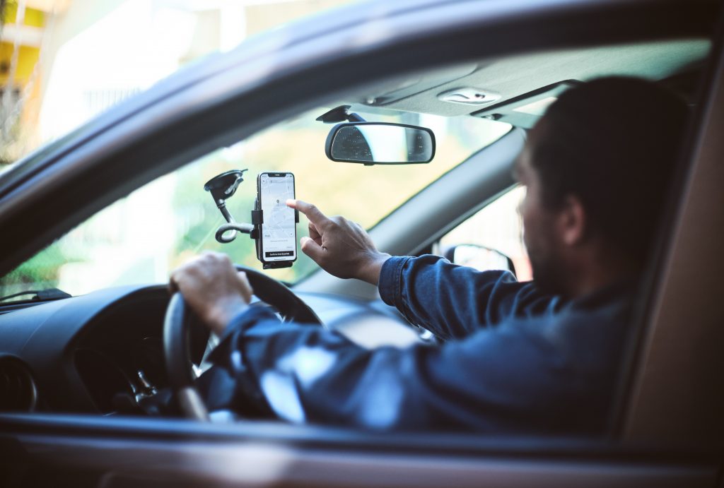 O melhor carro para Uber em 2026 é aquele que deixa mais dinheiro no bolso depois de combustível, manutenção, seguro, impostos, financiamento e depreciação. Por isso, o modelo mais barato da loja nem sempre é o mais rentável, e o mais confortável só compensa quando há demanda suficiente por categorias de maior valor. Para a maioria dos motoristas do UberX que roda muitos quilômetros, o Chevrolet Onix Plus 1.0 manual oferece um dos conjuntos mais equilibrados entre consumo urbano, espaço e porta-malas. O Renault Kwid reduz ainda mais o gasto de combustível, mas cobra essa economia em espaço. Para quem precisa de câmbio automático, o Onix Plus turbo automático tende a equilibrar melhor custo e eficiência, enquanto o Nissan Versa Sense CVT prioriza conforto e espaço. Qual é o melhor carro para Uber em 2026 Não existe um vencedor universal, mas há uma escolha mais coerente para cada operação. Se a prioridade for margem no UberX, compare primeiro Onix Plus 1.0 manual, Fiat Cronos 1.0 e Renault Kwid 1.0. Para trabalhar muitas horas no trânsito com câmbio automático, coloque Onix Plus turbo automático e Nissan Versa Sense CVT na conta. O Toyota Corolla Hybrid só faz sentido quando o carro é aceito em uma categoria superior e a demanda local paga o investimento adicional. Antes de assinar financiamento ou comprar um usado, escolha a cidade na lista oficial da Uber e confirme modelo, versão, ano e categoria. As regras são regionais e podem mudar. A plataforma também informa restrições no CRLV, incluindo histórico de sinistro, determinadas alterações em suspensão ou freios e recall pendente. Comparativo dos carros para Uber em 2026 Os números abaixo são de consumo urbano com gasolina informados no PBE Veicular 2026 do Inmetro. Eles permitem comparar versões em uma mesma metodologia, mas não substituem a simulação de seguro, revisões, pneus e financiamento. Perfil Modeloversão 2026 Gasolina na cidade Câmbio Leitura prática Menor gasto no UberX Renault Kwid 1.0 14,4 kml Manual Economiza combustível; perde em espaço e bagagem. Melhor equilíbrio geral Chevrolet Onix Plus 1.0 13,9 kml Manual Boa eficiência de sedã; exige tolerância ao câmbio manual. Porta-malas com baixo consumo Fiat Cronos 1.0 13,4 kml Manual Favorece aeroporto e bagagem; compare seguro e preço. Automático equilibrado Onix Plus 1.0 turbo 12,2 kml Automático Conforto no trânsito com consumo melhor que o Versa. Conforto automático Nissan Versa Sense 1.6 11,5 kml CVT Espaço e ergonomia; custo de combustível maior. Operação premium Toyota Corolla Altis Hybrid 17,5 kml CVT híbrido Excelente consumo urbano; investimento só fecha com demanda premium. A tabela mostra por que “mais econômico” e “mais lucrativo” não são sinônimos. O Kwid usa menos combustível, mas o Onix Plus e o Cronos entregam melhor capacidade para bagagem. O Versa gasta mais gasolina que os compactos, porém oferece câmbio automático, banco voltado ao conforto e porta-malas de 466 litros na versão Sense. Já o Corolla Hybrid lidera o consumo urbano entre os modelos comparados, mas seu preço, seguro e depreciação exigem receita maior. Quanto cada modelo gasta a cada 1.000 km Para transformar kml em dinheiro, divida 1.000 pelo consumo urbano e multiplique pelo preço do litro. Em um exemplo com gasolina a R$ 6,00, sem pretensão de representar o preço da sua cidade Renault Kwid 1.0 cerca de 69,4 litros ou R$ 416 por 1.000 km. Onix Plus 1.0 manual cerca de 71,9 litros ou R$ 432 por 1.000 km. Cronos 1.0 manual cerca de 74,6 litros ou R$ 448 por 1.000 km. Onix Plus turbo automático cerca de 82 litros ou R$ 492 por 1.000 km. Versa Sense CVT cerca de 87 litros ou R$ 522 por 1.000 km. Qual carro escolher para cada perfil de motorista Para rodar muito no UberX O Onix Plus 1.0 manual é a recomendação mais equilibrada para quem combina deslocamentos urbanos, passageiros e corridas com bagagem. O consumo de 13,9 kml na cidade com gasolina está entre os melhores dos sedãs flex avaliados pelo Inmetro em 2026. O Kwid pode gastar menos, mas seu espaço traseiro e porta-malas limitam a versatilidade. Para aeroporto, bagagem e mais espaço Fiat Cronos 1.0, Onix Plus 1.0 e Nissan Versa Sense CVT são escolhas mais coerentes que hatches pequenos quando há muitas corridas para rodoviárias e aeroportos. O Cronos combina consumo urbano de 13,4 kml com porta-malas amplo. O Onix Plus entrega eficiência ligeiramente melhor. O Versa oferece mais conforto e câmbio CVT, mas eleva o gasto de combustível. Para trabalhar no trânsito com câmbio automático O Onix Plus turbo automático é o ponto de partida mais racional entre os modelos comparados registra 12,2 kml na cidade com gasolina no PBE 2026 e preserva a praticidade do sedã. O Versa Sense CVT reduz o esforço em jornadas longas e oferece banco dianteiro desenvolvido para conforto, mas o consumo urbano de 11,5 kml pede uma conta mais cuidadosa. Para Uber Comfort ou categorias superiores Versa, Corolla e outros sedãs médios podem aparecer nas categorias superiores, mas a elegibilidade varia por cidade, versão e ano. Não compre um carro contando apenas com o valor maior de uma corrida verifique quantas solicitações dessa categoria existem nos horários e regiões em que você pretende trabalhar. O Corolla Hybrid chama atenção pelo consumo urbano de 17,5 kml com gasolina no PBE 2026. Mesmo assim, combustível baixo não neutraliza sozinho preço de aquisição, seguro, pneus e depreciação. Carro manual ou automático qual dá mais lucro O manual tende a entregar menor investimento inicial e melhor consumo em versões equivalentes. O automático pode aumentar conforto, reduzir fadiga e facilitar a revenda, mas precisa compensar a diferença de parcela e combustível. Faça a comparação com a sua quilometragem. Se dois carros diferem R$ 400 por mês em combustível e parcela, o automático precisa gerar pelo menos esse valor em produtividade, disponibilidade ou receita adicional. Se não houver ganho mensurável, o manual preserva margem. Se a jornada é longa e concentrada em congestionamentos, o benefício ergonômico pode justificar parte do custo. Vale a pena comprar carro usado para Uber Sim, desde que o veículo tenha margem de permanência nas regras locais. Um seminovo próximo do limite de idade pode deixar de receber viagens antes do fim do financiamento. O desconto de compra perde valor se o carro precisar ser trocado cedo. Antes de fechar negócio Confirme ano, versão e categoria na lista da Uber para a cidade. Faça inspeção mecânica e vistoria cautelar independente. Verifique histórico de manutenção, pneus, bateria, freios e suspensão. Consulte débitos, restrições e situação documental. Simule seguro informando o uso como motorista de aplicativo. Some parcela, juros e depreciação ao custo mensal. A consulta de placa do Gringo ajuda a identificar débitos e pendências veiculares antes da negociação. Ela não substitui laudo cautelar nem avaliação mecânica. Como calcular o lucro real do carro Use o custo por quilômetro, não apenas a parcela. Some combustível, manutenção preventiva, reserva para reparos, pneus, lavagem, seguro, IPVA, licenciamento, financiamento e depreciação. Divida o total pela quilometragem mensal. Depois, subtraia esse custo da receita líquida das corridas. Um carro que custa R$ 0,15 a mais por quilômetro adiciona R$ 750 de despesa em um mês de 5.000 km. Essa diferença pode consumir o ganho obtido com uma categoria superior. Para montar sua planilha, veja também quanto custa manter um carro e como economizar combustível. Atualize os valores todos os meses consumo, preço do combustível e manutenção mudam com o uso. Quando um carro barato deixa de compensar Preço baixo deixa de ser vantagem quando o veículo causa limita corridas ou eleva despesas imprevistas. Desconfie de carros com manutenção atrasada, pneus no fim da vida, passagem por sinistro ou modificações registradas no documento que impeçam a aprovação na plataforma. Também evite financiar com base na receita bruta. Reserve dias sem corridas, férias, manutenção e perda de valor. A calculadora de financiamento de veículos ajuda a estimar a parcela, mas a decisão precisa incluir todos os custos da operação. Como o Gringo ajuda o motorista de aplicativo No Gringo, o motorista consulta IPVA, licenciamento e multas pela placa, acompanha vencimentos e verifica opções de pagamento disponíveis. Manter a documentação em dia reduz o risco de o carro parar quando deveria gerar renda. Quem está começando também pode consultar as dicas para motorista de Uber iniciante. A combinação de documentação organizada e controle do custo por quilômetro torna a escolha do veículo mais segura. Dúvidas frequentes sobre o melhor carro para Uber Qual é o melhor carro econômico para Uber em 2026 Entre as versões comparadas no PBE 2026, o Kwid 1.0 tem o menor consumo urbano a gasolina, com 14,4 kml. Para equilibrar economia, espaço e bagagem, o Onix Plus 1.0 manual é mais versátil. Qual é o melhor carro automático para Uber O Onix Plus turbo automático combina consumo urbano de 12,2 kml com carroceria sedã. O Versa Sense CVT oferece mais conforto, mas consome mais. Confirme a elegibilidade local antes da compra. Qual carro é melhor para Uber Comfort Não há uma resposta nacional. Versa, Corolla e outros modelos podem ser aceitos conforme cidade, ano e versão. Consulte a lista oficial da Uber e avalie a demanda local pela categoria. Carro usado pode trabalhar na Uber Pode, desde que cumpra os requisitos da cidade e esteja em boas condições. Evite comprar perto do limite de idade e verifique se o CRLV contém observações que impeçam a aprovação.