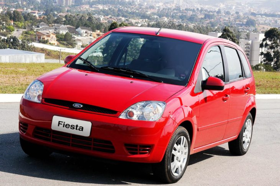 Ford Fiesta vermelho com mais de 20 anos em bom estado de conservação, representando carros antigos que ainda podem valer a pena.
