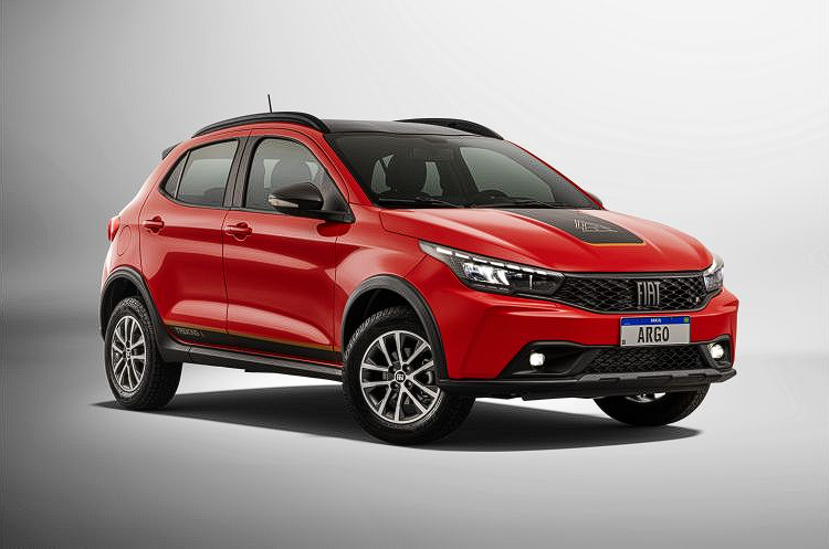 Fiat Argo visto em perspectiva dianteira, destacando o design de hatch compacto.