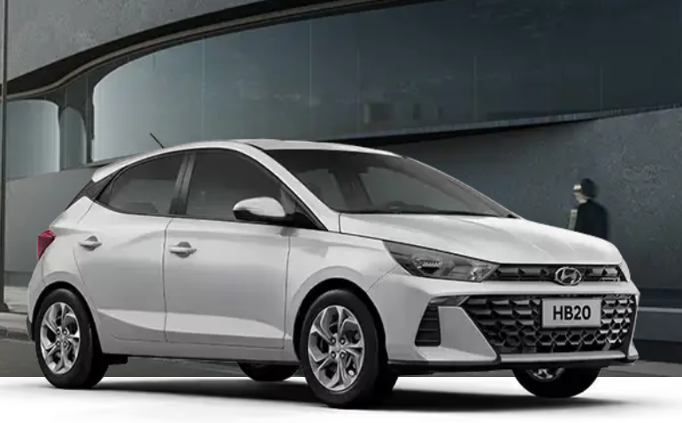 Hyundai HB20 preto visto de frente e de lado, mostrando o desenho de um hatch compacto urbano.