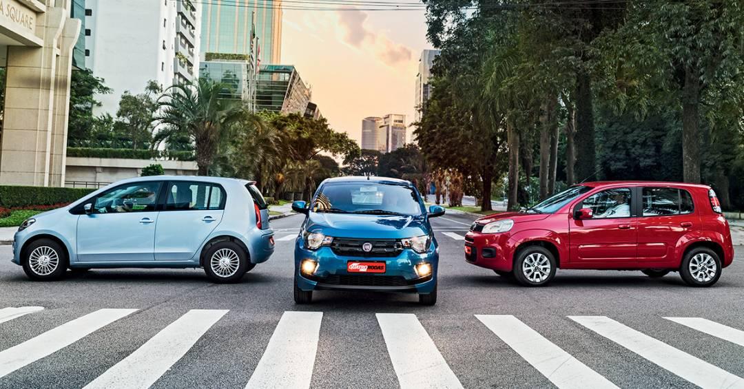 Fiat Mobi, Volkswagen up! e Fiat Uno lado a lado em uma rua, representando alguns dos menores carros compactos do Brasil.