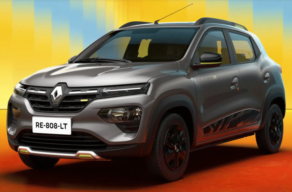 Renault Kwid cinza visto em perspectiva dianteira, com carroceria compacta e detalhes de estilo urbano.